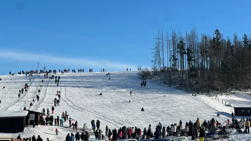 Wintersturm "Elli" sorgte nur am Freitag f&uuml;r eine recht leere Piste in Linderhofe. Am Samstag und Sonntag kamen an die 3000 Besucher. - &copy; Sternberger Winterfreunde