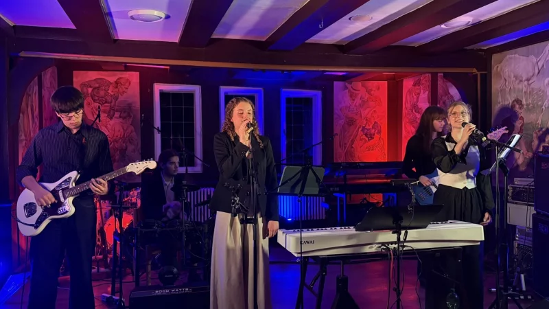 Die Newcomerband aus Schieder-Schwalenberg "kaff": Gitarrist Diego de Castillo (von links) begeistert zusammen mit Drummer Georg T&ouml;lle, S&auml;ngerin Charleen Tenge, S&auml;ngerin Alessia K&uuml;hl und Bassistin Marlene Henkel das Publikum im Saal. - &copy; Jan Schillmann