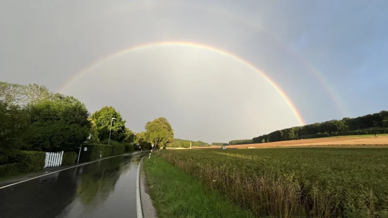 Was f&uuml;r ein Hingucker: LZ-Leser Ulrich Biermann aus Sch&ouml;nemark hat am Wochenende die "Regenb&ouml;gen" fotografiert, die am Himmel &uuml;ber Lippe zu sehen waren.

Regenbogen &uuml;ber Lippe - &copy; Ulrich Biermann