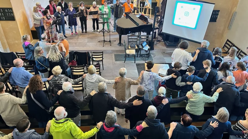 Die Gottesdienste, die aus der aLive-Bewegung heraus entstanden sind, stehen immer musikalisch unter einem bestimmten Motto. Im Sommer 2024 waren passend zur Europameisterschaft Fußball-Hymnen das beherrschende Thema.? Fotorechte: aLive - © Fotorechte: aLive