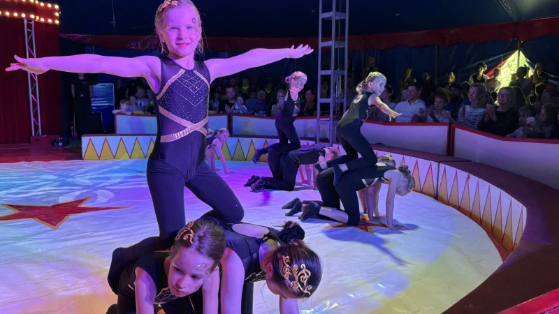 Die Bodenakrobaten des Zirkusprojektes der Grundschule Kirchheide - &copy; Jan Schillmann