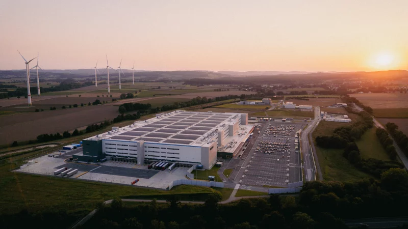 Erst aus der Entfernung wird richtig deutlich, wie gro&szlig; das Amazon-Logistikzentrum PAD2 bei Belle (im Hintergrund) ist. - &copy; Amazon