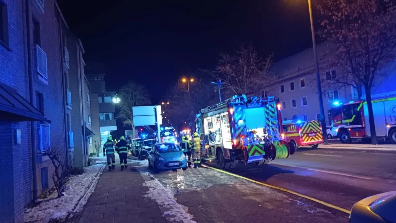 Einsatzkr&auml;fte der Feuerwehr im n&auml;chtlichen Gro&szlig;einsatz in Herford, w&auml;hrend sie die Lage nach dem Brand sichern. - &copy; Claus Frickemeier