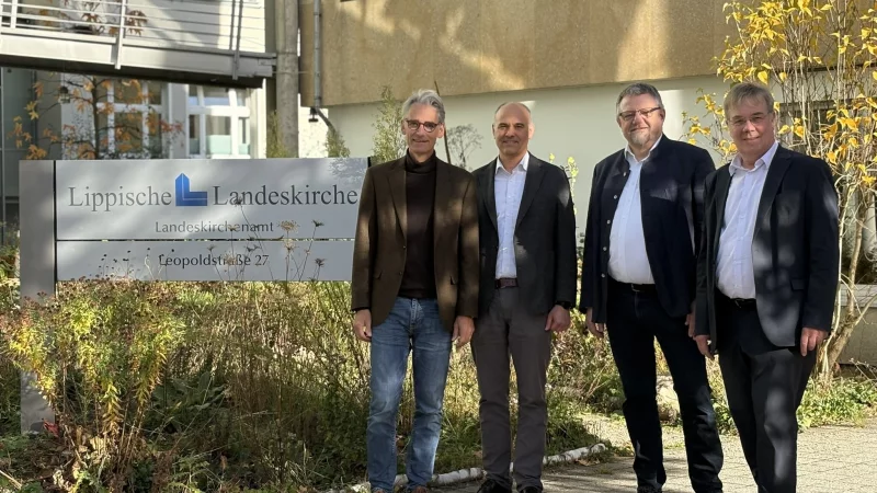 Theologischer Kirchenrat Thomas Warnke (von links), juristischer Kirchenrat Martin Bock, Synodenpr&auml;ses Michael Keil und der Landessuperintendent Dietmar Arends haben sich versammelt, um die Punkte der kommenden Herbstsynode am 24. und 25. November zu erl&auml;utern. - &copy; Jan Schillmann