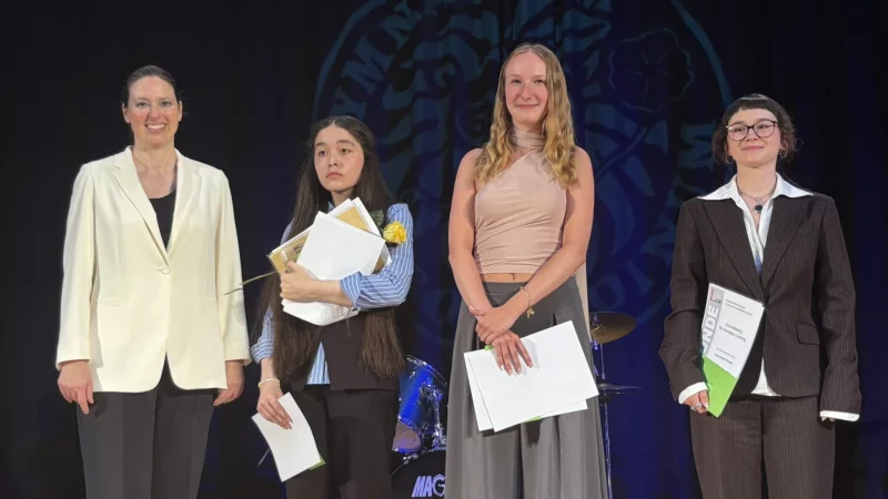 Die drei besten Schülerinnen des Leopoldinums: (von links) Dr. Alexandra Nolte (Schulleiterin), Zehra Kara (beste Schülerin der Stufe und 1,0 Abitur), Lisa Jolie Multhaupt (1,0 Abitur) und Lucie-Doriana Wiersing (1,0 Abitur). - © Jan Schillmann