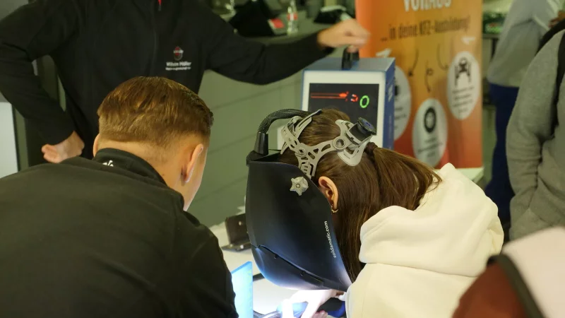 Praxis steht im Vordergrund des Lippe.MINT-Tags: Hier &uuml;ben Sch&uuml;lerinnen und Sch&uuml;ler Schwei&szlig;en. - &copy; Lippe Bildung