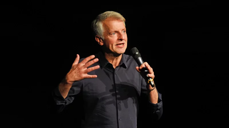 Ein Mann der langsamen Schritte: Johannes Fl&ouml;ck kommt bei den Besuchern im Ziegeleimuseum bestens an. - &copy; Nicole Ellerbrake