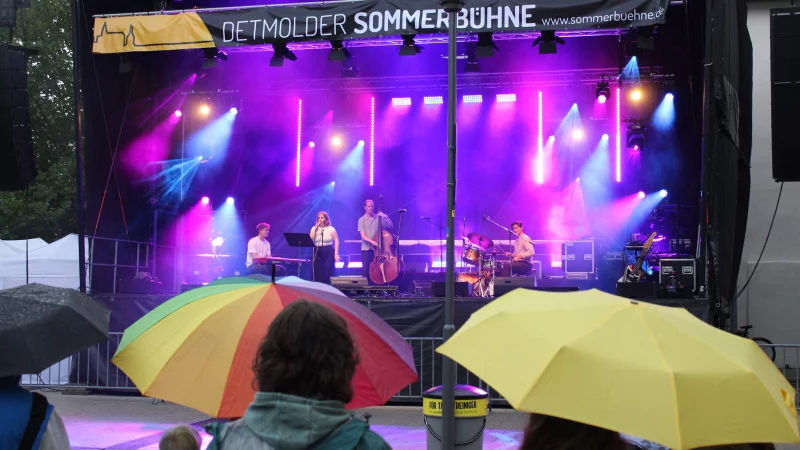 Die Zuschauer lassen sich vom Regen nicht beirren und lauschen dem Knud-Trio. - &copy; Kyrill von Matuschka