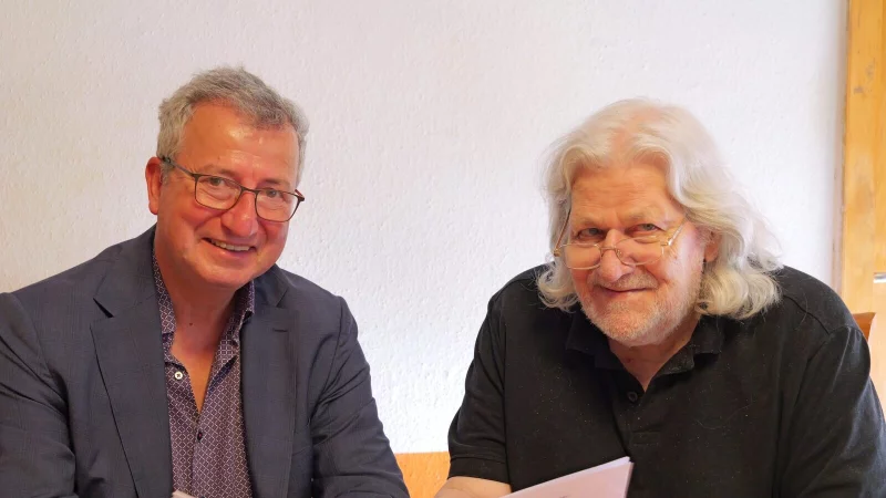 Autor Jens Gnisa (links) und Regisseur Reiner Woop bei der Lekt&uuml;re des St&uuml;cks. - &copy; Thomas Kr&uuml;gler