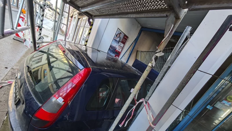 Das Bild am Tag danach: Am frühen Sonntagabend war ein Auto in ein Ladenlokal in Höxter gefahren. - © Svenja Ludwig