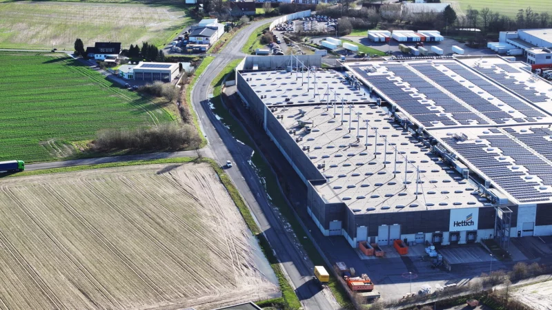 Vor zwölf Jahren wurde der Ausbau der Straße „In der Lohge“ beschlossen. Da war das holzverkleidete Logistikzentrum gerade eingeweiht. - © Gerald Dunkel