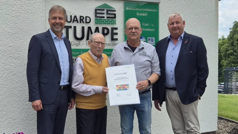 Übergabe der ersten Urkunde zum Nachhaltigkeitscheck 360°: Markus Rempe (von links), Eduard Stumpe, Uwe Stumpe und Kreishandwerksmeister Mickel Biere. - © Kreishandwerkerschaft Paderborn-Lippe