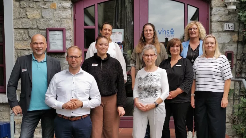 Im Jobcenter Barntrup werden jetzt jetzt noch mehr Angebote geb&uuml;ndelt. Das freut auch B&uuml;rgermeister Borris Ortmeier (zweiter von links). - &copy; Kreis Lippe