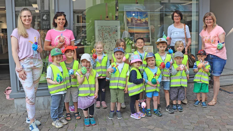 Die kleinen K&uuml;nstler des Kindergartens Wahmbecks freuen sich &uuml;ber die Pr&auml;mierung. - &copy; Lemgo Marketing