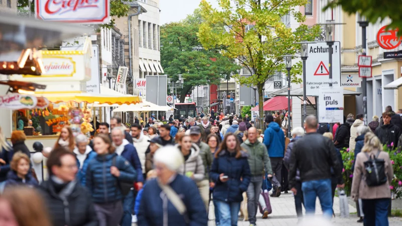 Trotz schlechten Wetters ist die Detmolder Innenstadt am verl&auml;ngerten Wochenende gut besucht gewesen. - &copy; Nicole Ellerbrake