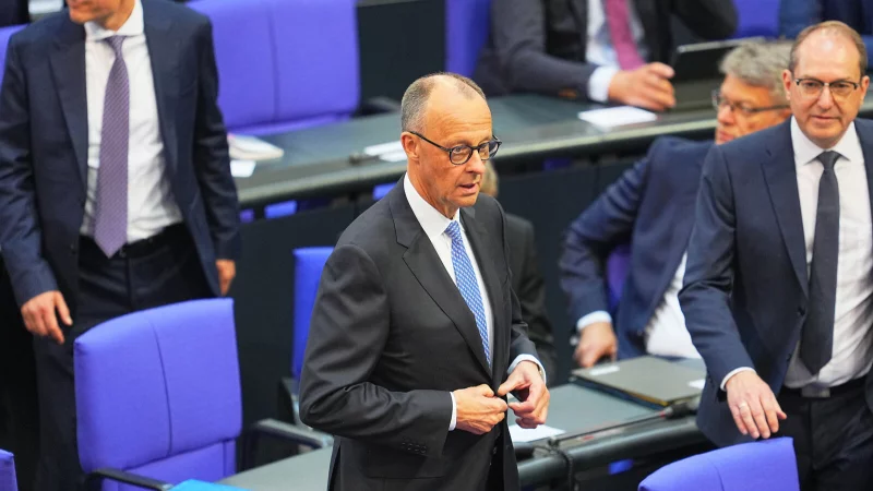 Der designierte Bundeskanzler Friedrich Merz (CDU, M) reagiert im Bundestag bei der Kanzlerwahl. Merz ist bei der Kanzlerwahl im Bundestag im ersten Wahlgang durchgefallen. - © Michael Kappeler/dpa