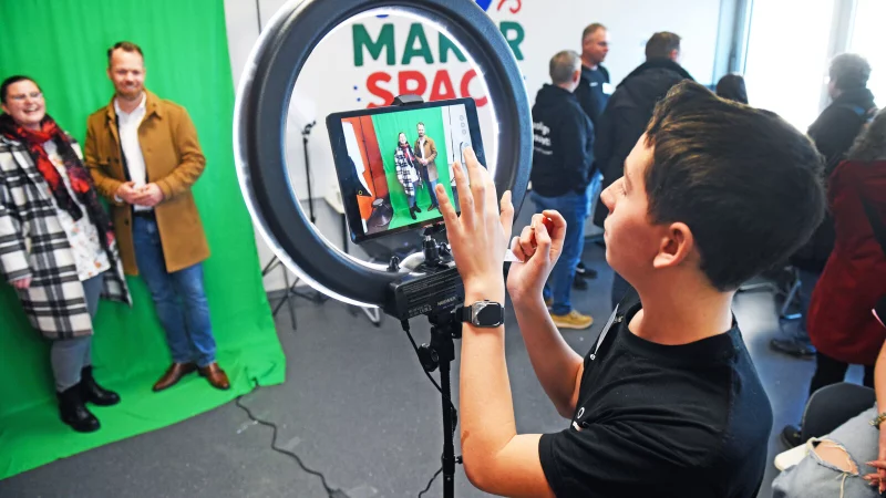 Jonas arbeitet mit dem Green Screen, Stella Eckl und Martin Denker lassen sich ablichten. - &copy; Nicole Ellerbrake