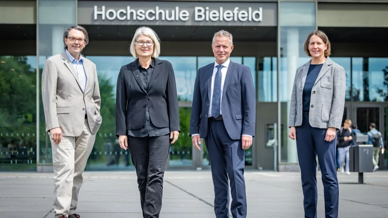 Wollen Pflegekräfte in die Region locken: (von links) Prof. Dr. Markus Zimmermann (Dekan des Fachbereichs Gesundheit der HSBI), Prof. Dr. Ingeborg Schramm-Wölk (Präsidentin der HSBI), Andreas Zeisberg (Pflegedirektor Klinikum Lippe) und Prof. Dr. Änne-Dörte Latteck (Leitung des dualen Bachelorstudiengangs Pflege). - © Sarah Jonek