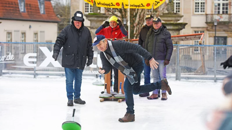 Teilnehmer des Rotary-Cups in Lemgo beim spannenden Eisstockschie&szlig;en im Lippegarten. - &copy; Nicole Ellerbrake