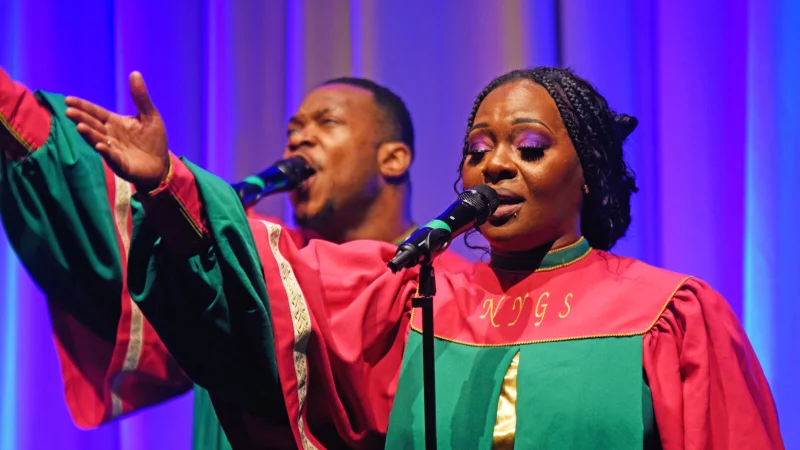 Kenneth E. Williams und Nakia Jalese von den New York Gospel Stars singen inbr&uuml;nstig. - &copy; Nicole Ellerbrake
