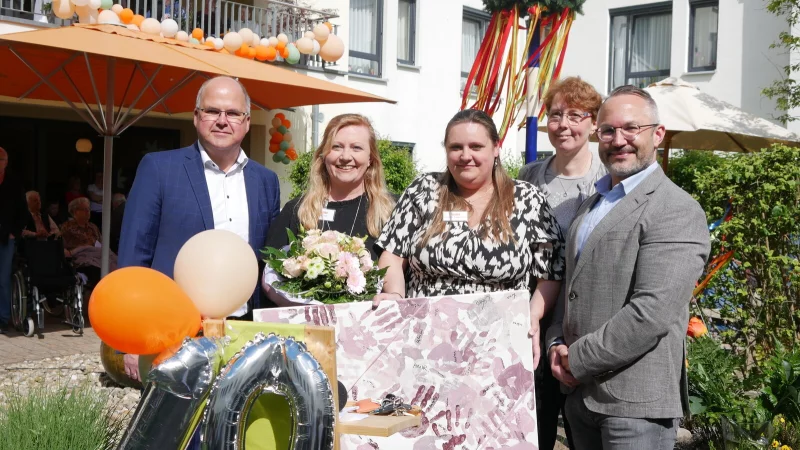 B&uuml;rgermeister Marcus P&uuml;ster (von links), Hausleitung Irina Wolf und ihre Stellvertreterin Stefanie Tonak-Hanff sowie die diakonis-Vorst&auml;nde Dagmar Nitschke und Tim Redecker er&ouml;ffneten das Fest. - &copy; Bildrechte: Stiftung diakonis