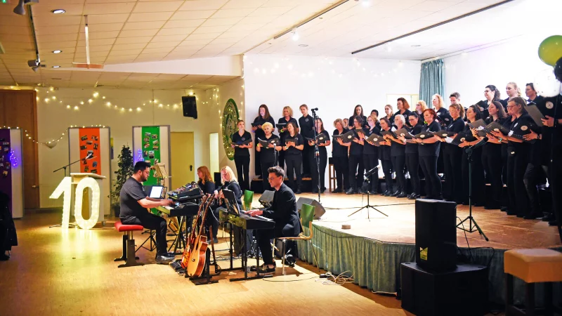 Der Chor Charmonie begeistert die Zuschauerinnen und Zuschauer. - &copy; Nicole Ellerbrake