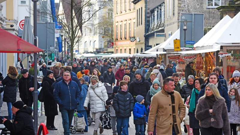 Die Fu&szlig;g&auml;ngerzone in Detmold ist am Samstagvormittag gut gef&uuml;llt. - &copy; Nicole Ellerbrake