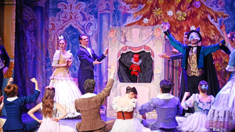 Das "Grand Classic Ballett" brachte Peter Tschaikowskis "Der Nussknacker" nach E.T.A. Hoffmanns gleichnamigem M&auml;rchen im Kurtheater auf die B&uuml;hne. - &copy; Nicole Ellerbrake