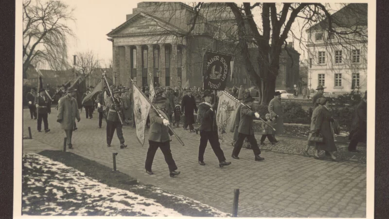 Sch&uuml;tzen marschieren auf dem Schlossplatz 1958. - &copy; Stadtarchiv Detmold