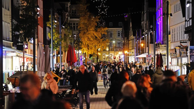 Viel los war beim Latenight-Shopping "Detmold funkelt" am Feiertagabend. - &copy; Nicole Ellerbrake