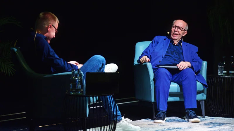 Was für ein Duo mit viel Witz auf der Bühne des Kurtheaters in Bad Meinberg: Reiner Calmund (rechts) und Louis Pawellek. - © Nicole Ellerbrake