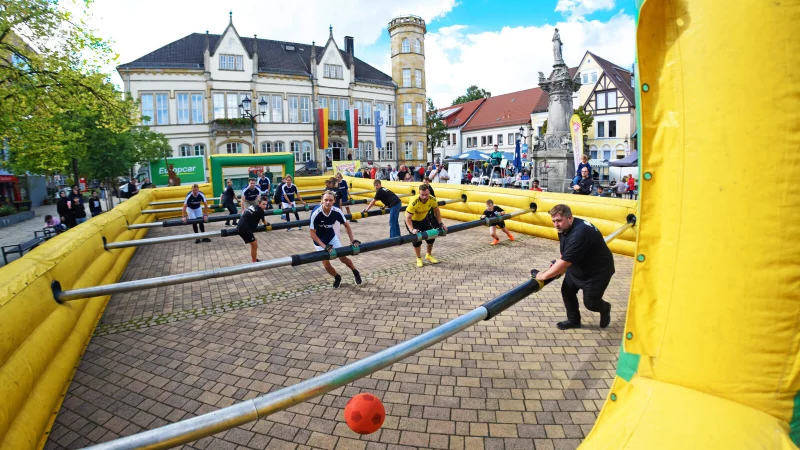 Das Human-Table-Soccer-Stadtmeisterschaftsturnier war wieder der H&ouml;hepunkt des H&ouml;rnchenfestes. - &copy; Nicole Ellerbrake