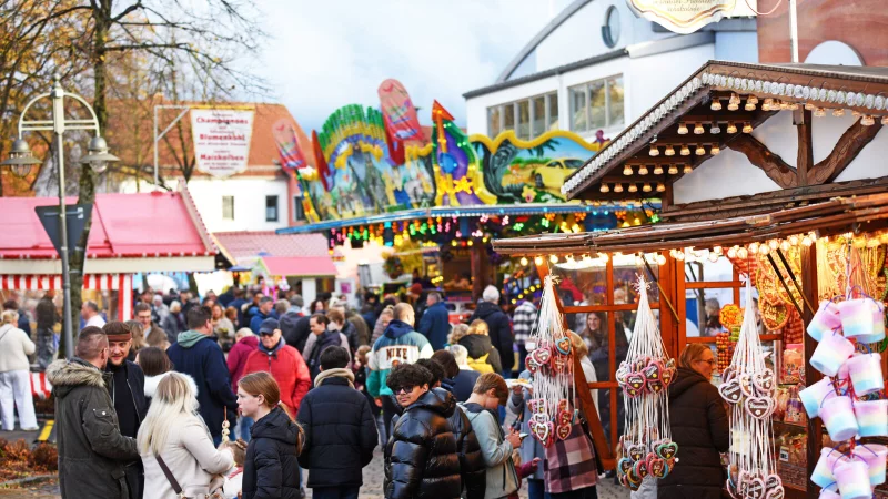 Der Schl&auml;nger Markt lockt Besucherinnen und Besucher &uuml;ber die Kirmes. - &copy; Nicole Ellerbrake