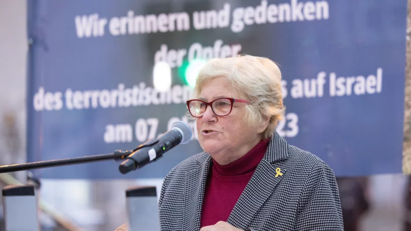 Zum zweiten Jahrestag des Terrorangriffs der Hamas auf Israel erinnerte die Vorsitzende der jüdischen Kultusgemeinde Bielefeld, Irith Michelsohn, vor wenigen Tagen vor 300 Teilnehmern der Gedenkveranstaltung an die Geiseln der Hamas. - © Oliver Krato