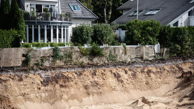 Bis an die Grundst&uuml;cksgrenze des Hauses von Till Ader, der am Senner Hellweg 44a wohnt, wurde im Sommer 2024 die Baugrube ausgebaggert. - &copy; Felix Brenneke