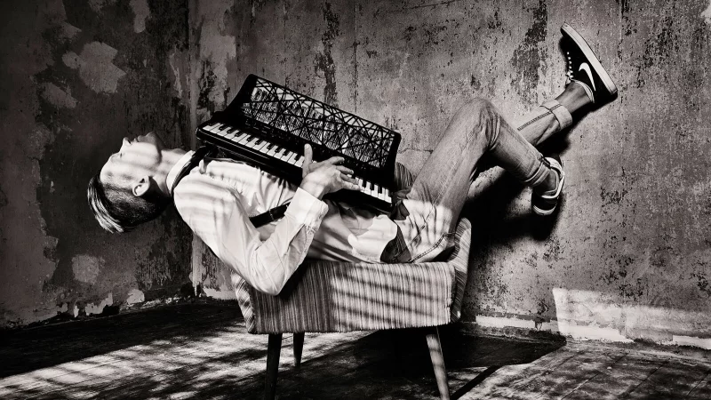 Akkordeonisten Pavel Nefremov wird zum Neujahrsampfang in der Galerie Haus Bachrach aufspielen. - &copy; Dirk Schelpmeier