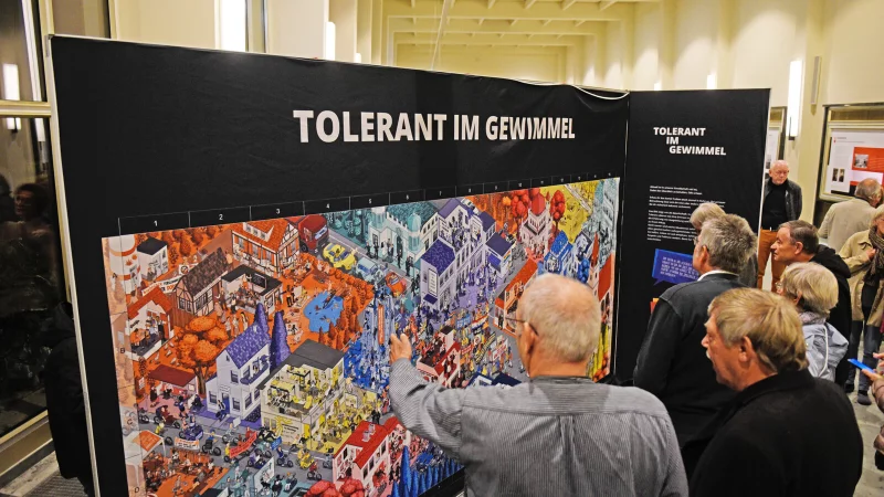 Wo wird Toleranz ge&uuml;bt, und wo nicht? Das Wimmelbild in der Ausstellung l&auml;dt dazu ein, entsprechende Entdeckungen zu machen. - &copy; Nicole Ellerbrake