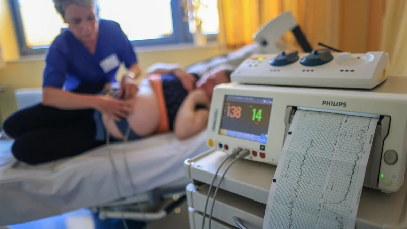 Unter der Geburt werden viele Frauen in Deutschland nicht eins zu eins von einer Hebammen betreut. Diese Lage könnte sich nach Angaben des Hebammenverbandes NRW weuter verschlechtern. - © picture alliance/dpa