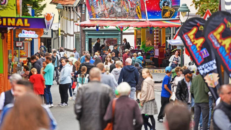 Beim Kiliansfest boten Fahrgesch&auml;fte und Kirmesbuden viel Unterhaltung und Kulinarisches. - &copy; Nicole Ellerbrake