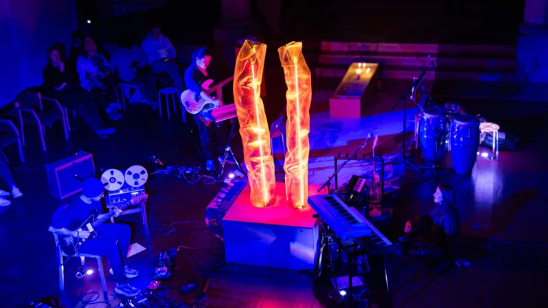 Musik und Licht: Die deutsch-niederländische Band Yenga und das Bochumer Lichtkunst-Duo „scheinzeitmenschen“ gastieren in der Christuskirche. - © Anke Doerschlen