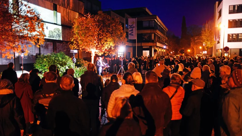 In der Detmolder Lortzingstra&szlig;e haben sich am Sonntagabend mehr als 300 Menschen zum gemeinsamen Gedenken versammelt. - &copy; Nicole Ellerbrake