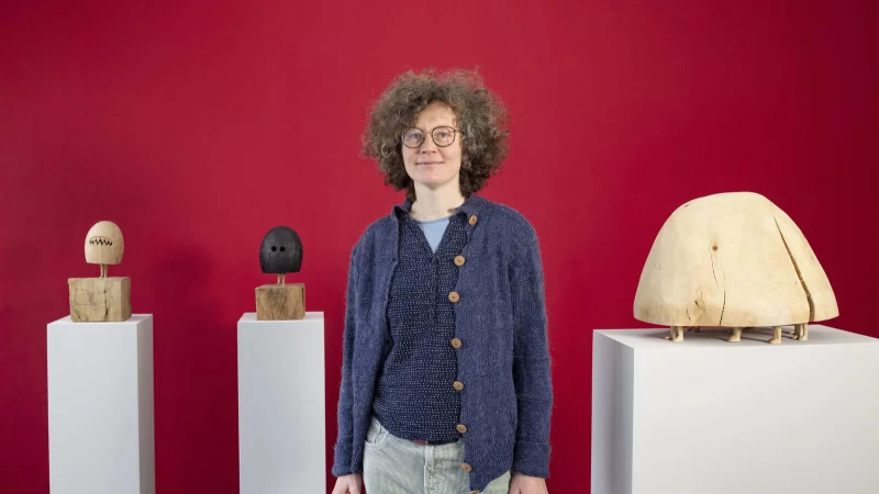 Die K&uuml;nstlerin Daniela Sch&ouml;nemann mit einigen ihrer Werke. - &copy; Dimitrie Harder