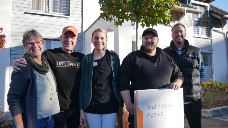 Spenden&uuml;bergabe: Hospiz-Leiterin Annalena Krause (Mitte) und Antje Schmidt vom Begleitenden Dienst (links) danken LOA-Veranstalter Michael Nolting, Sponsor Maik Riepe und Hans-Christian Dr&ouml;ge (von links). - &copy; diakonis