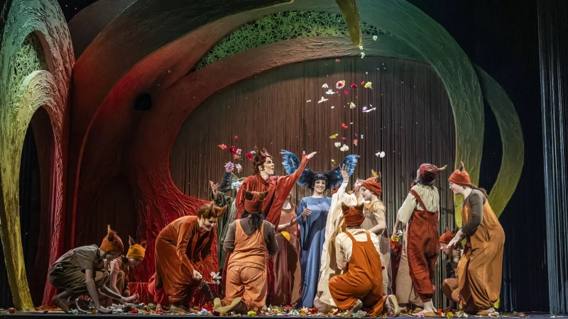 Johanna Nylund, Emily Dorn, Marianna Nomikou inmitten der Detmolder Schloss-Spatzen. - © Landestheater Detmold/Jochen Quast