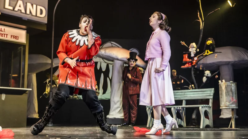 Elias Nagel und Stella Hanheide (im Vordergrund) sowie Patrick Hellenbrand (im Hintergrund) lassen die Geschichten vom Struwwelpeter auf der Theaterb&uuml;hne als Musical lebendig werden. - &copy; Jochen Quast