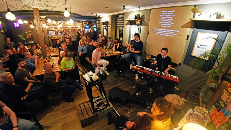 Schwarmsingen mit Simon und Sebbl im Caf&eacute; Outback - &copy; Nicole Ellerbrake