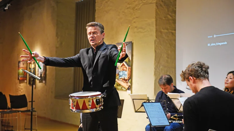 Roman Knižka verleiht den Beitr&auml;gen die notwendige Dramatik. - &copy; Nicole Ellerbrake