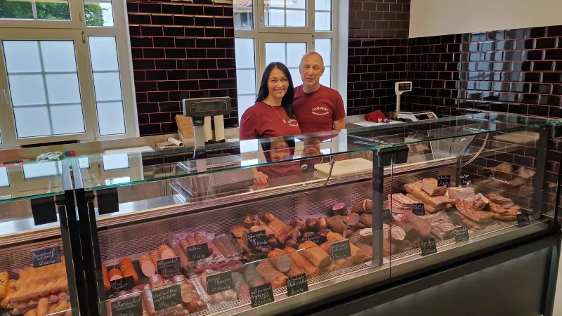 Laura und Aigars Lambert bieten in ihrem Laden Delikatessen aus Lettland an - insbesondere ger&auml;uchertes Fleisch und ger&auml;ucherten Fisch. - &copy; Nadine Uphoff