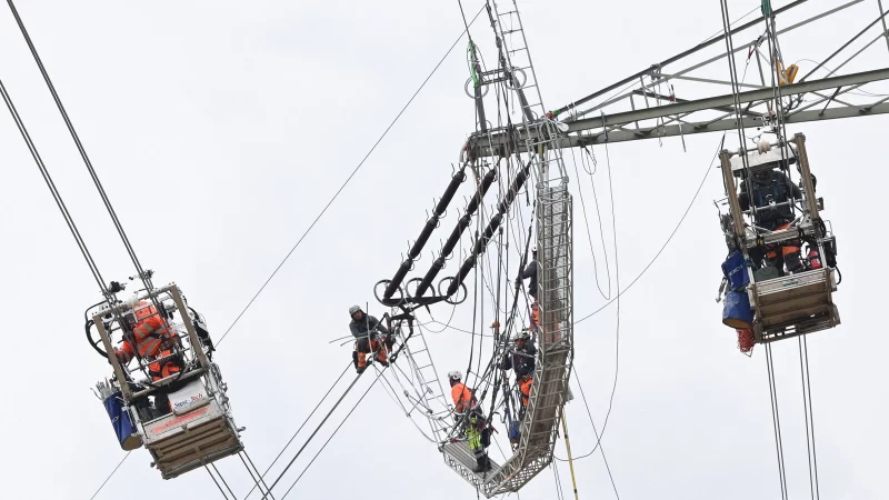 An Winkelabspannmasten treffen die Leiterseile zweier Abspannabschnitte aufeinander, diese werden mittels einer Schlaufe verbunden. - &copy; TenneT