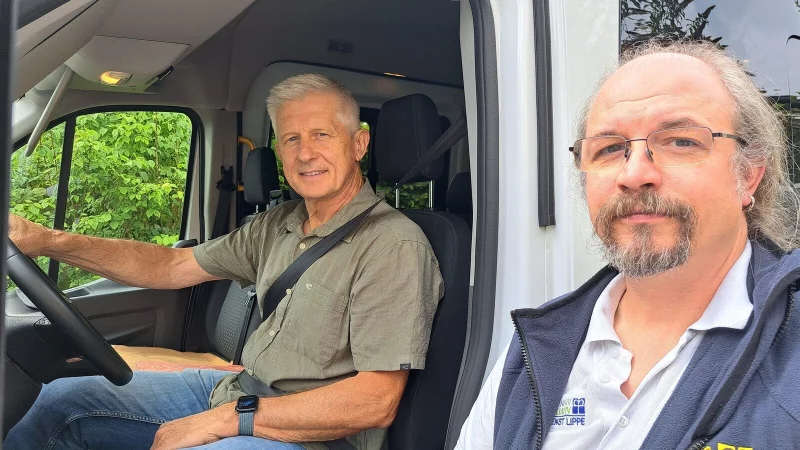 Udo F&ouml;rster (links) arbeitet als Fahrer bei der Diakonie ambulant in Lemgo. Gesch&auml;ftsf&uuml;hrer Sascha Wulfke ist froh, ihn gefunden zu haben. - &copy; Carolin Brokmann-F&ouml;rster